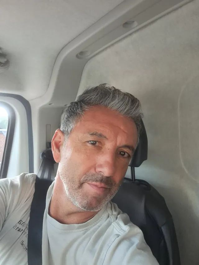 Manuel da Cunha im Fahrerhaus seines Transporters, Mobile Holzwerkstatt Mönchengladbach