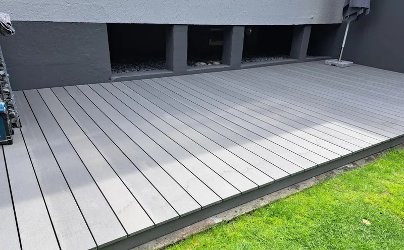 Neue Terrasse aus grauen Dielen am Garten in Mönchengladbach