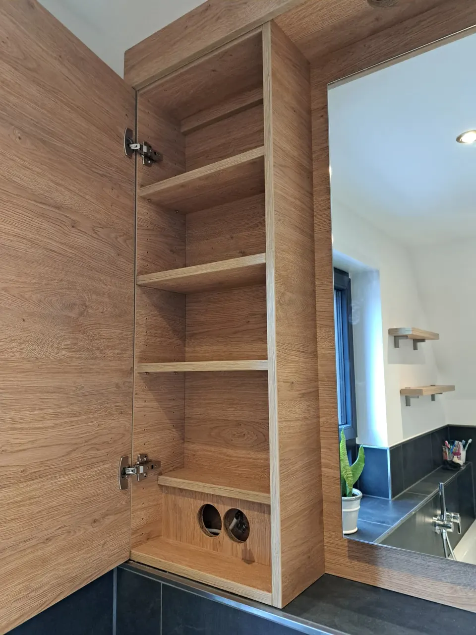 Geöffneter Einbauschrank aus Holz mit Fächern, Innenausbau der Schreinerei Da Cunha in Mönchengladbach