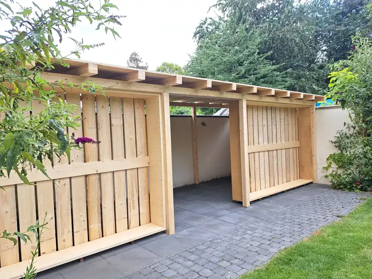 Überdachter Holzunterstand im Garten in Mönchengladbach