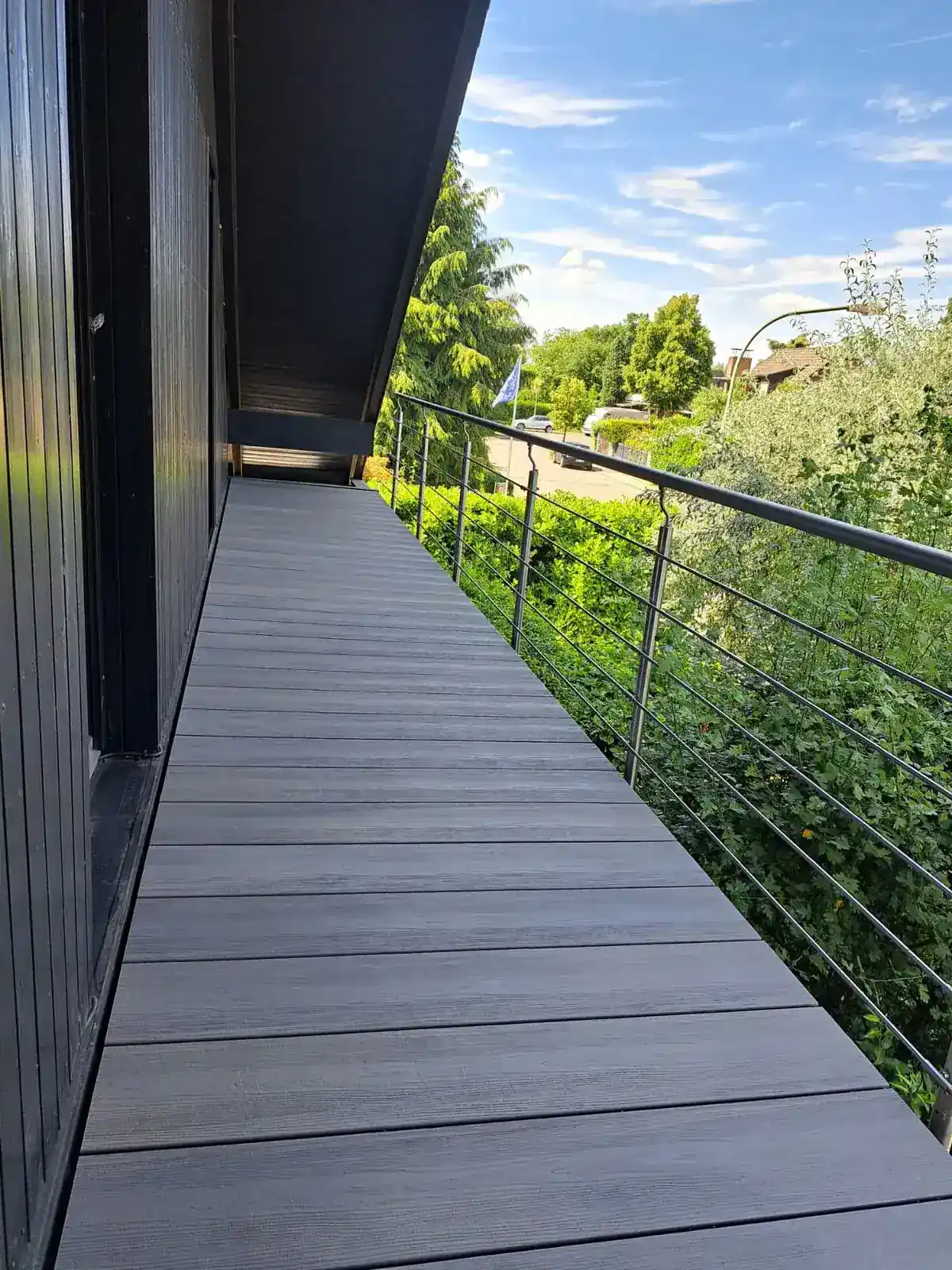 Balkon mit Holzdielen und Metallgeländer in Mönchengladbach