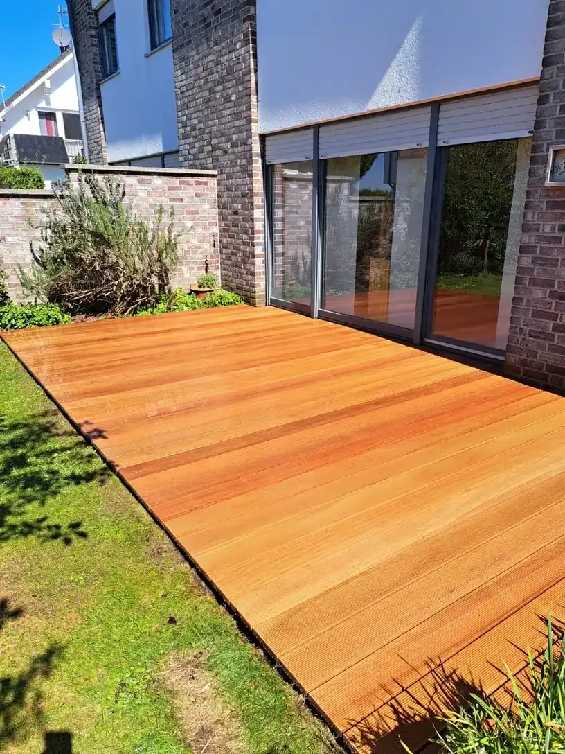 Terrasse aus Bangkirai-Dielen, gebaut von Schreinerei Da Cunha in Mönchengladbach