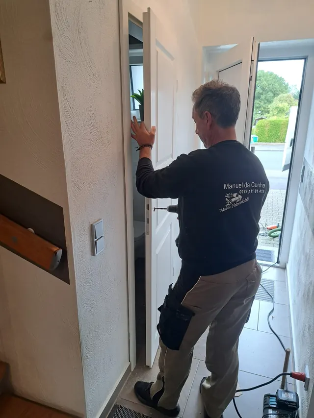 Montage einer weißen Innentür mit Zarge durch die Schreinerei Da Cunha in Mönchengladbach