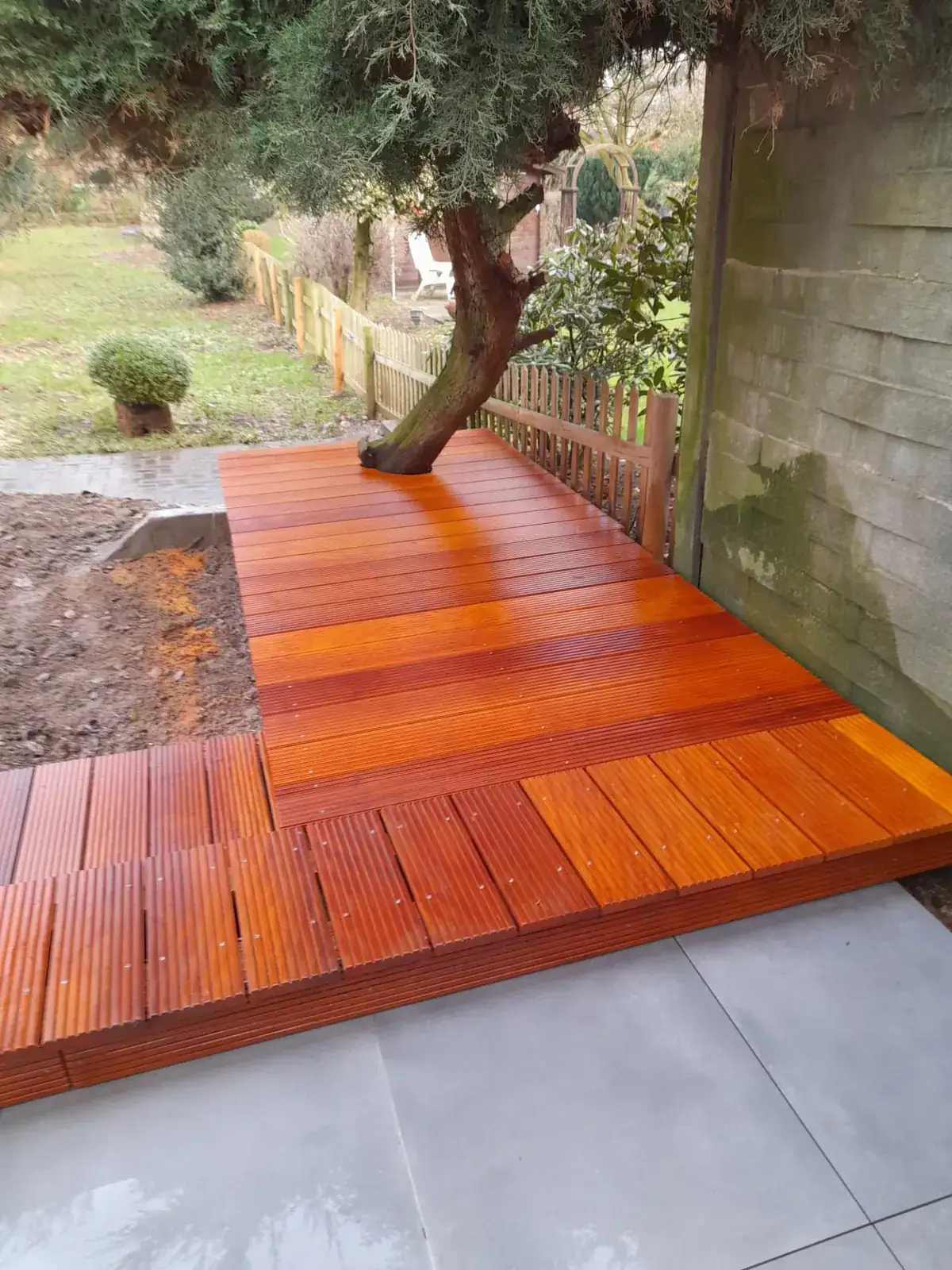 Holzdeck rund um einen Baum im Garten in Mönchengladbach